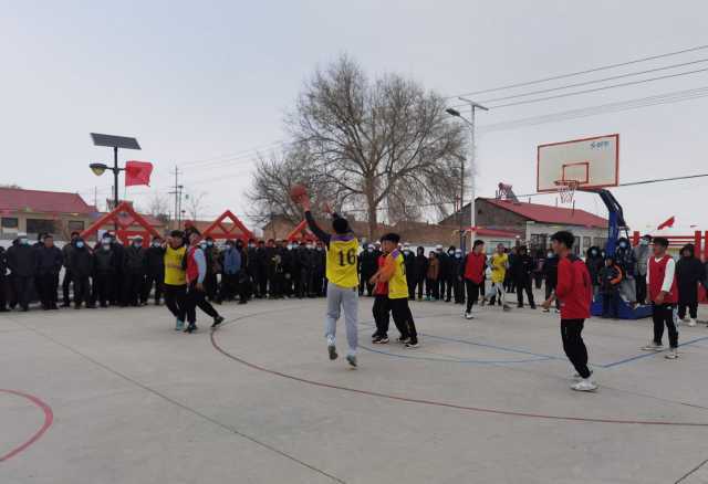 来自同心县马高庄乡,预旺镇,韦州镇,下马关镇的14支农民代表队参加