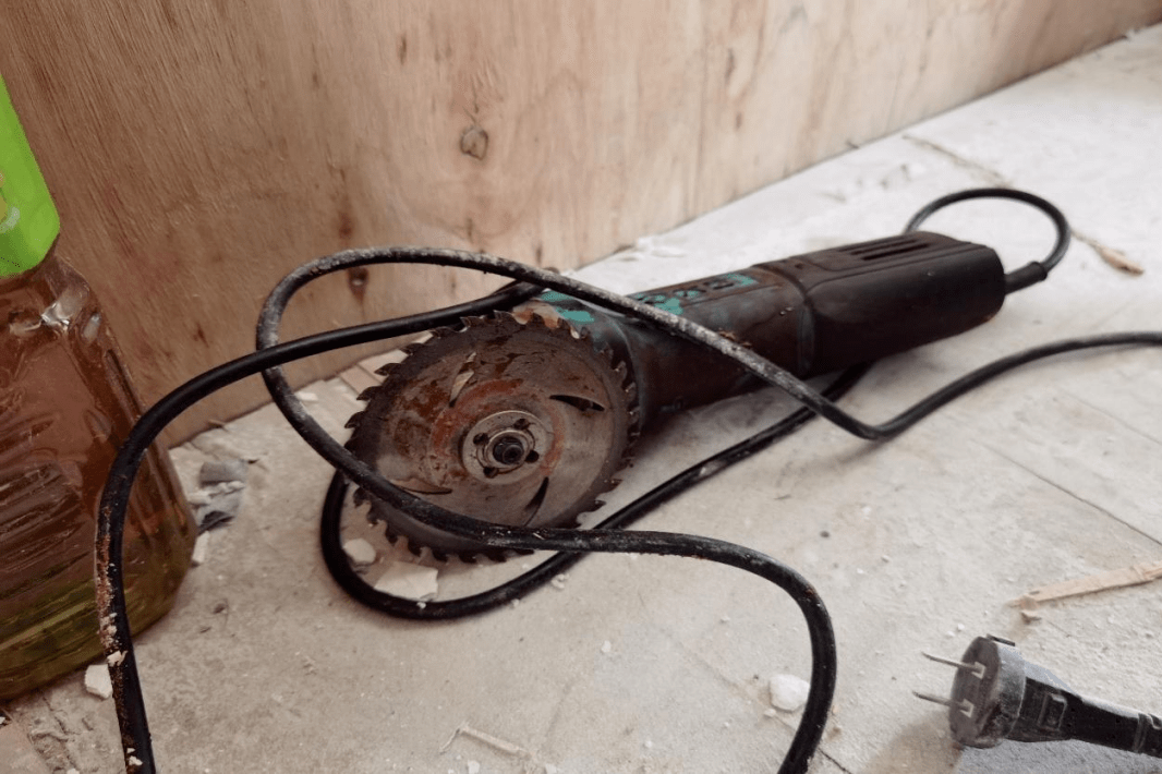 深圳一工人施工时发生角磨机事故,脖子被切!_砂轮_王某跟_防护罩