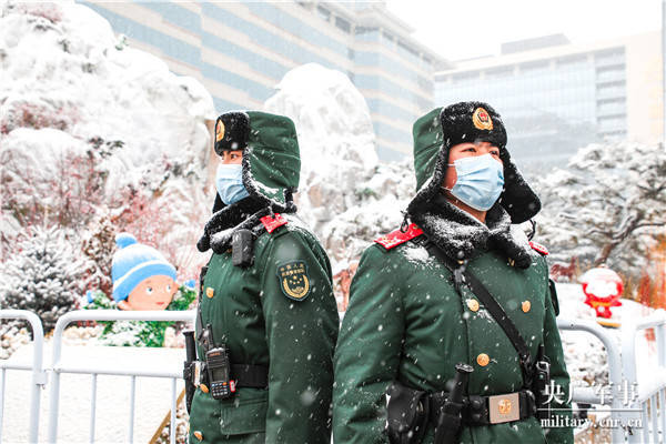 虎年初雪武警官兵雪中执勤守护平安