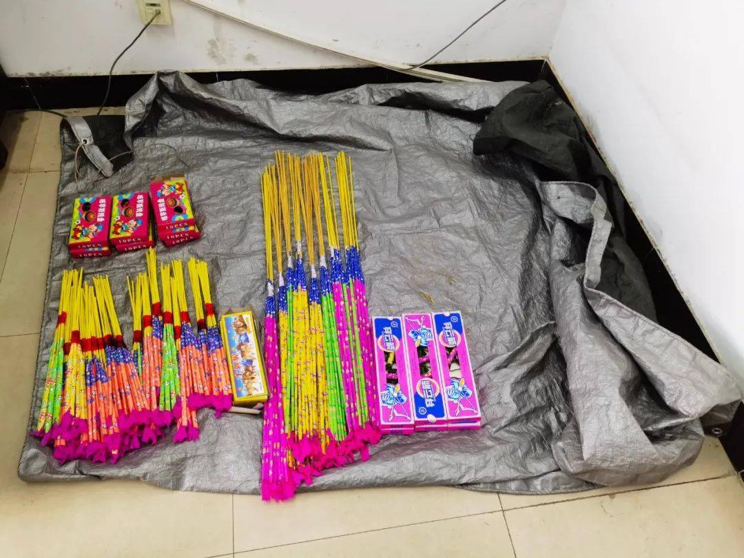 "俄罗斯转盘"等,还有大小烟花十数把,摔炮两大盒
