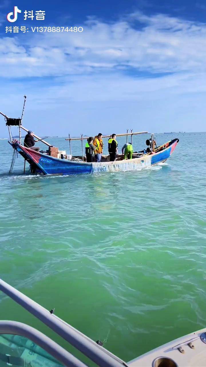 又带粉丝出海体验捕鱼了出海捕鱼 带你去看海 户外捕鱼 渔船出海 大海