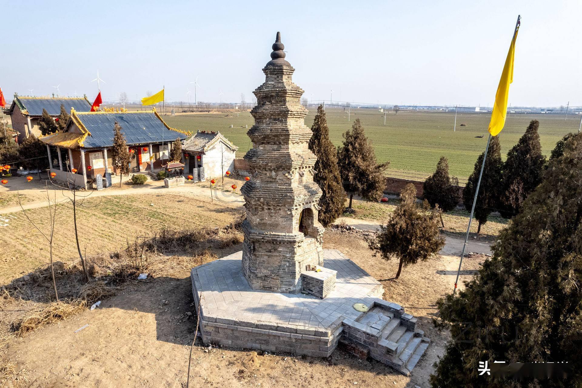 河南省滑县境内有两座古塔,一个位于老县城的明福寺塔也称千佛塔,始建