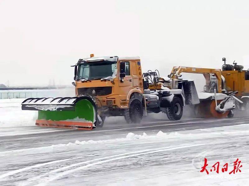 刻不容缓!我们都在…_车辆_清雪_作业