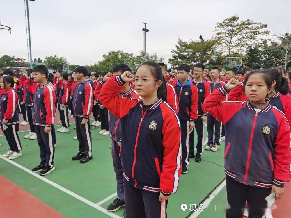 高州市黄冈实验学校迎着晨曦发出青春誓言引导学生树立正确理想信念