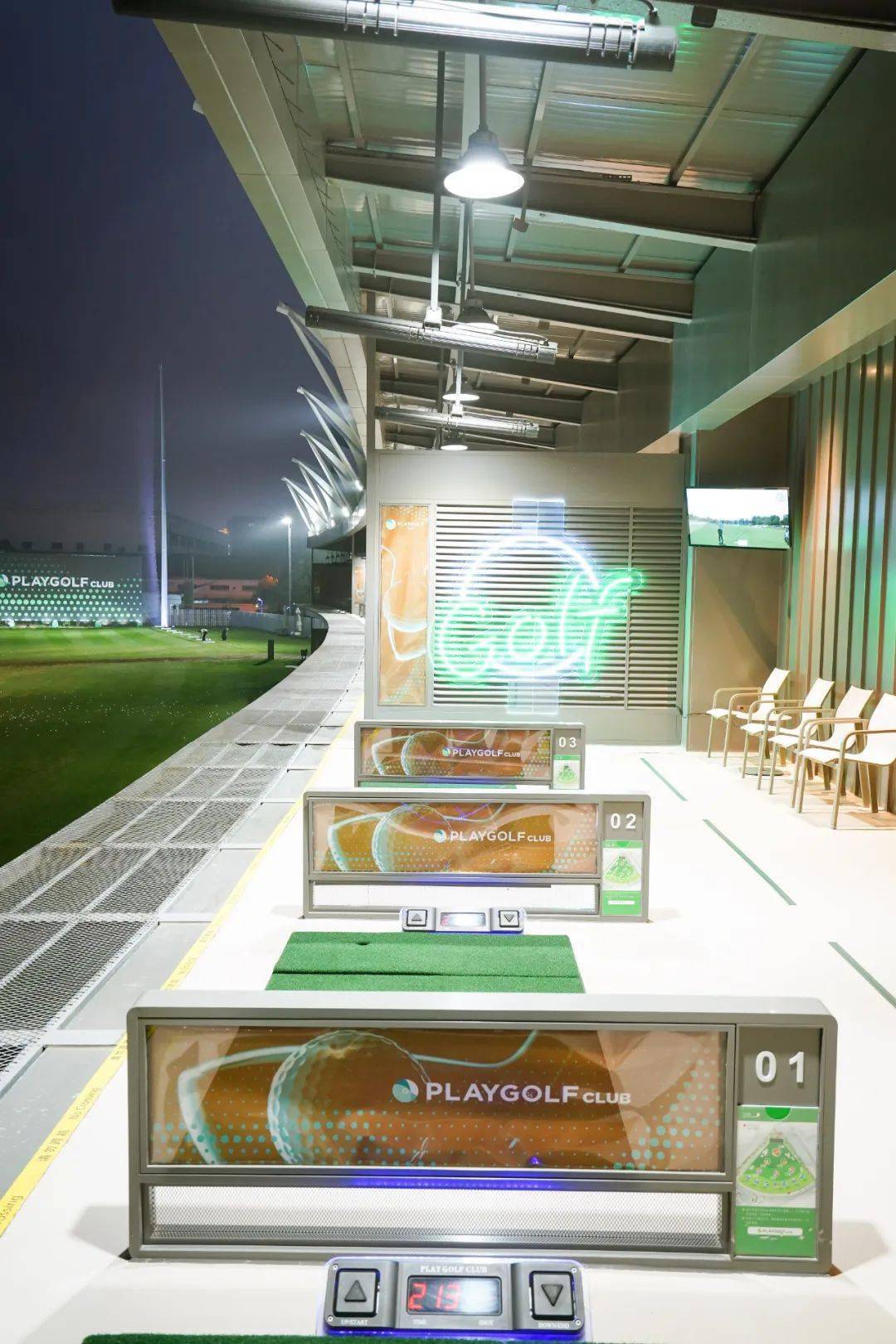 场更是必不可少小编今天就找到了一家宝藏高尔夫练习场「playgolf