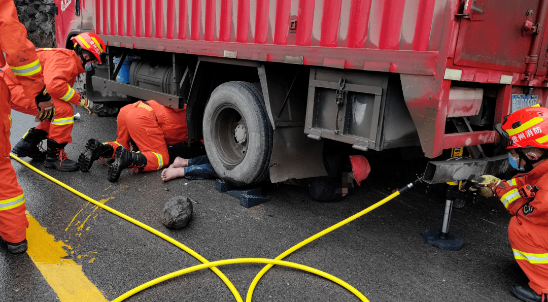 駕駛員連車帶人被卷貨車底部…_救援_人員_畢節市