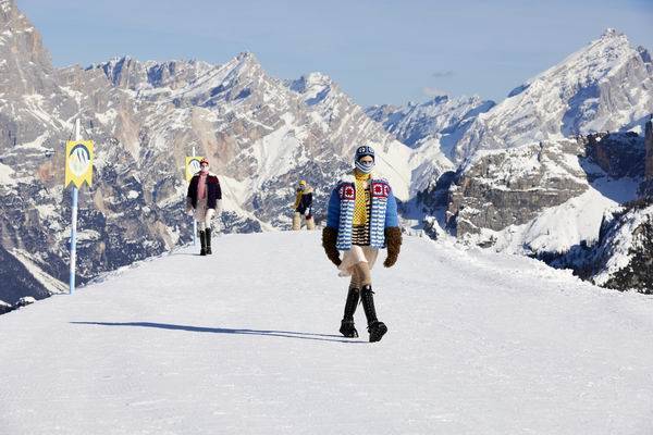 Skiing|从雪场、赛场到秀场，看滑雪服的世纪流变