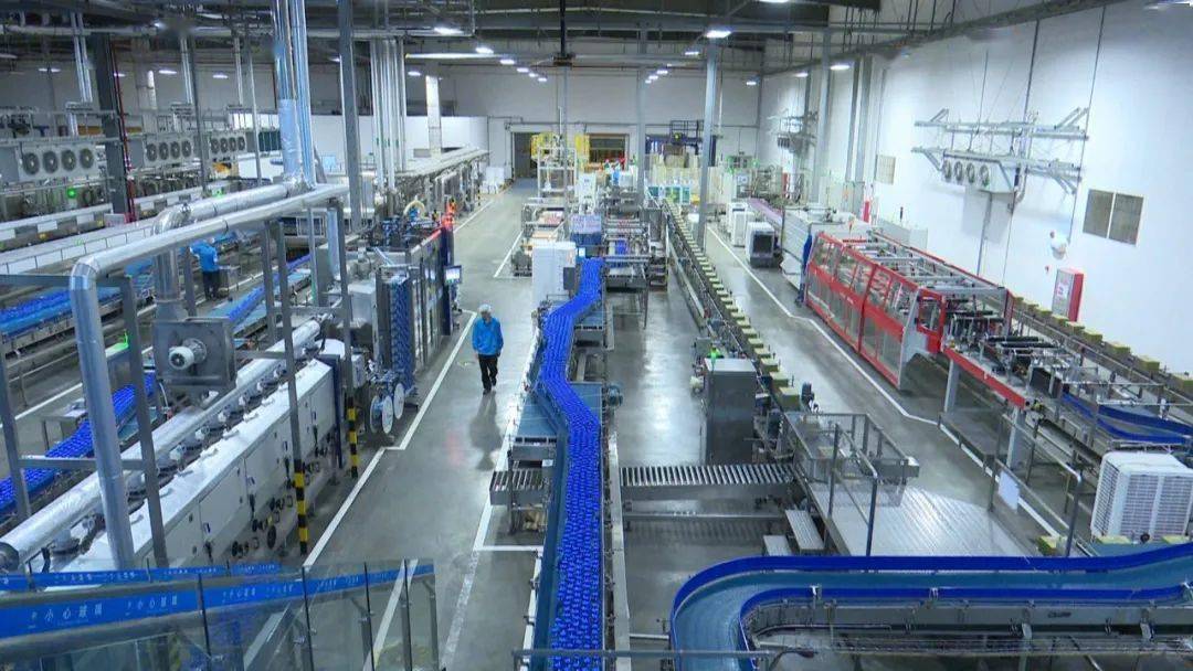 在达能(中国)饮料有限公司的生产车间,三条全自动生产线马力全开,日产