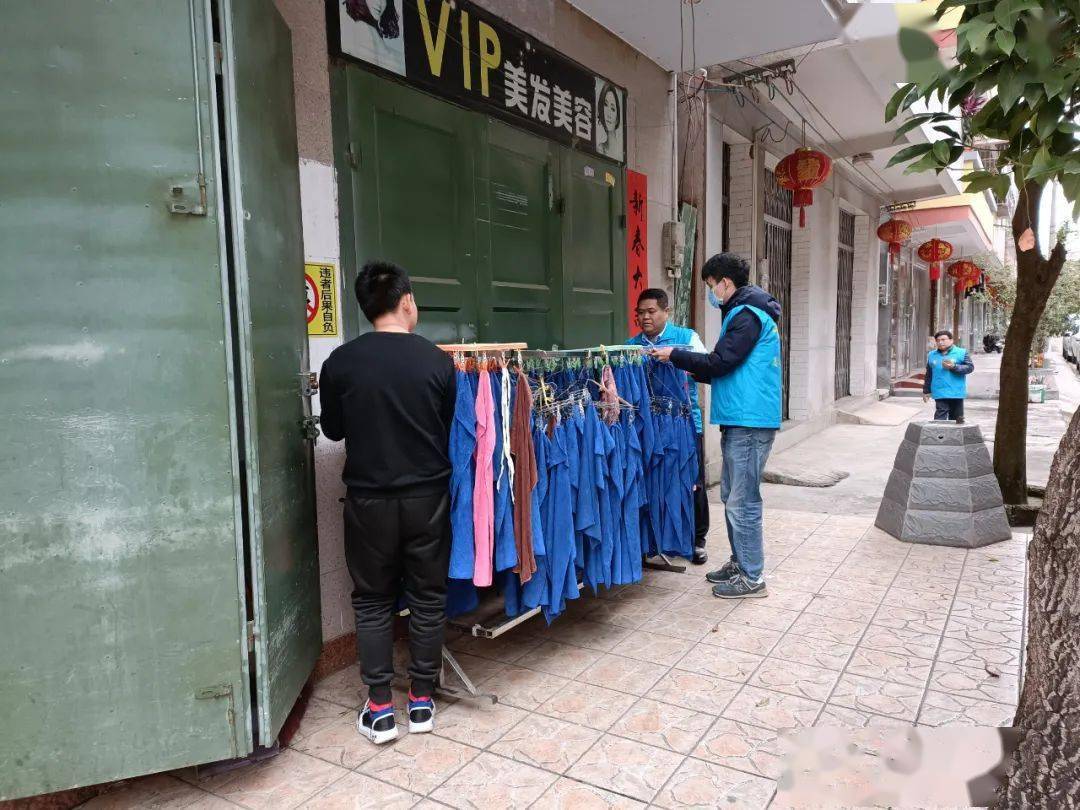 廉江市委宣传部志愿者到新兴一街开展卫生环境整治等工作