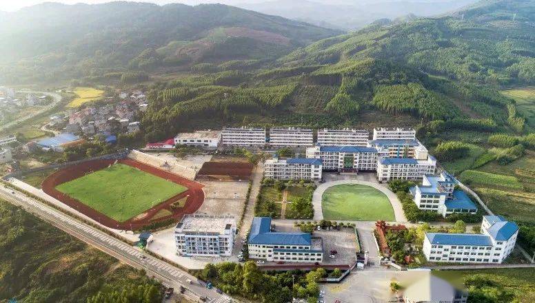 柳城县实验高级中学创建于2002年,目前占地约9万多平方米,全校共有教