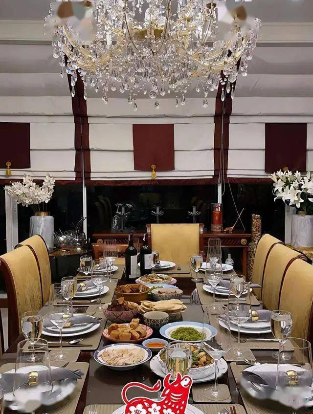 57岁韦唯携混血儿子庆新年,素颜出镜似冻龄,家中豪宅尽显奢华_生活