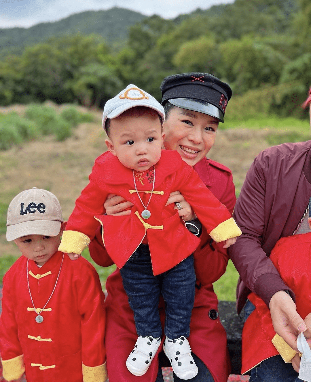 李乘德|胡杏儿穿红装回夫家过元宵，亲自挑扁担超接地气，任劳任怨太贤惠