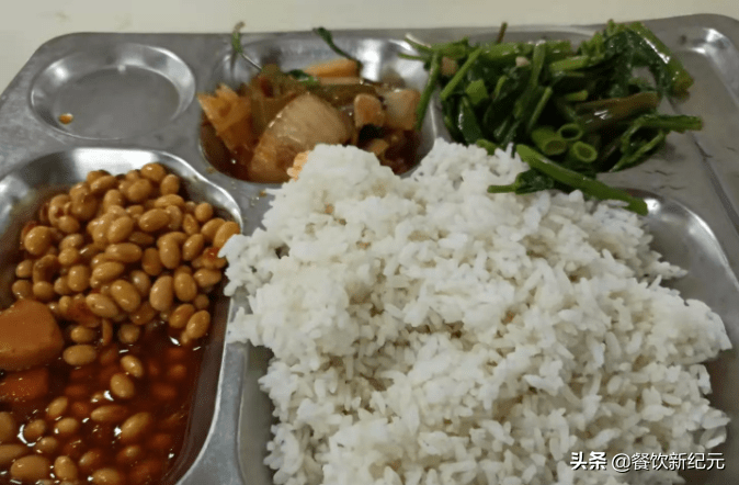 福州小伙进电子厂挑战失败,提桶跑路:伙食太差,全是土豆白菜