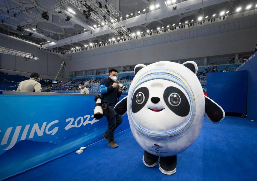 舞台|冰墩墩破圈，也是中国品牌在奥运舞台乘风破浪 | 新京报专栏
