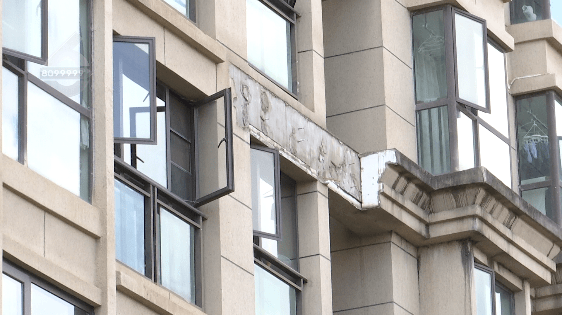 据了解,发生脱落的是该小区24栋4层与5层之间的外墙装饰条,掉落后先是