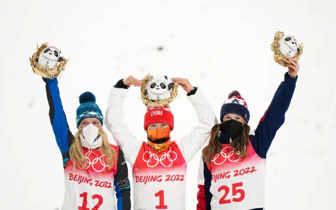 滑雪|美国运动员拥抱徐梦桃，温暖细节诠释奥林匹克精神 | 新京报快评