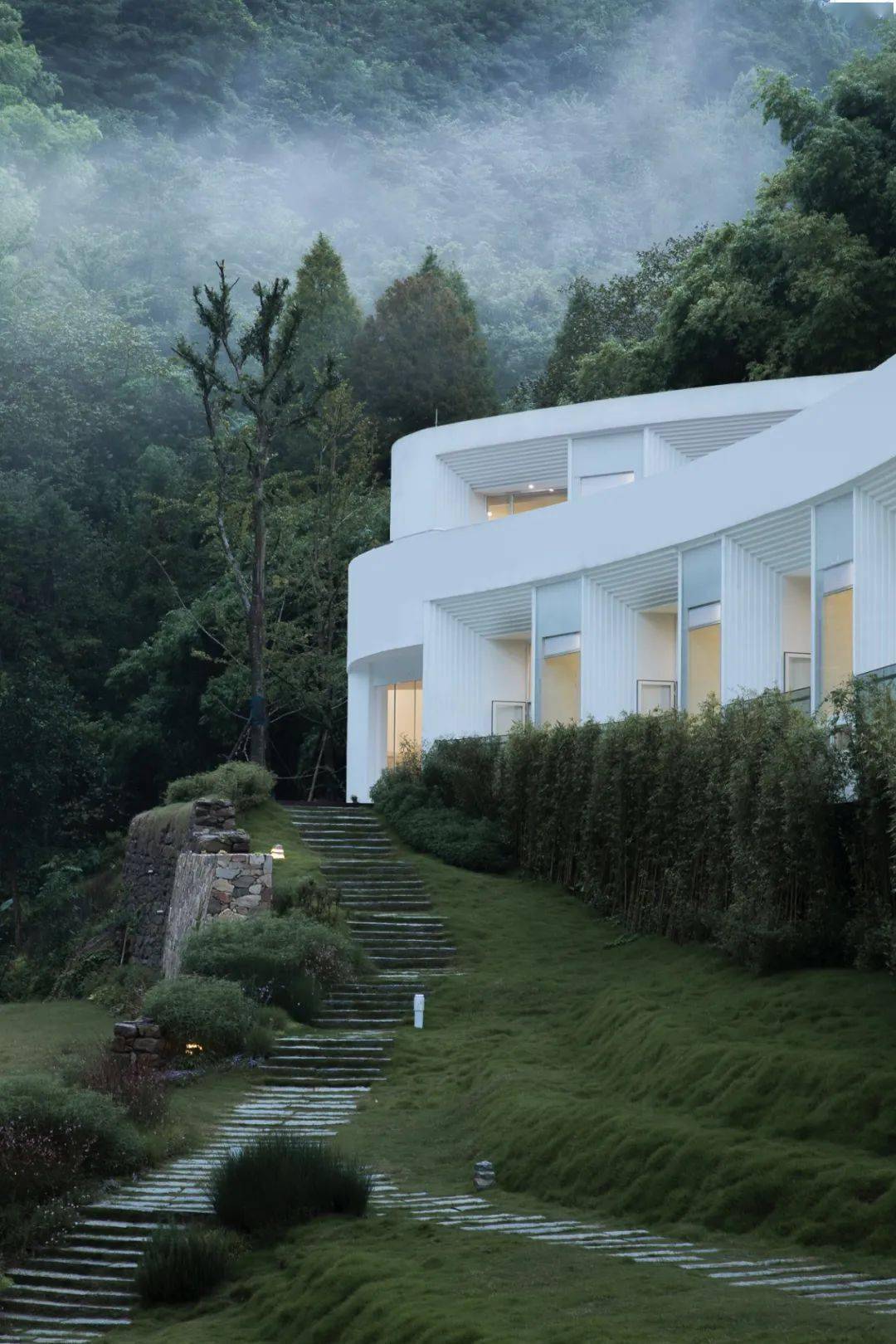 从前台到房间的过程会经过白瓷艺术馆,每走一步台阶,就像踩在钢琴琴键