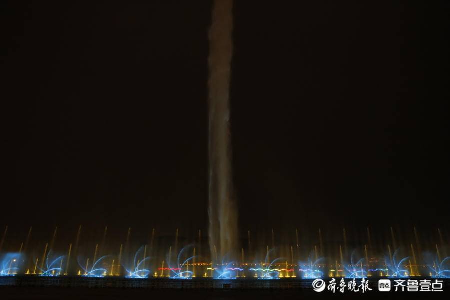 正月十五元宵夜，泰山西湖喷泉涌动、花灯璀璨