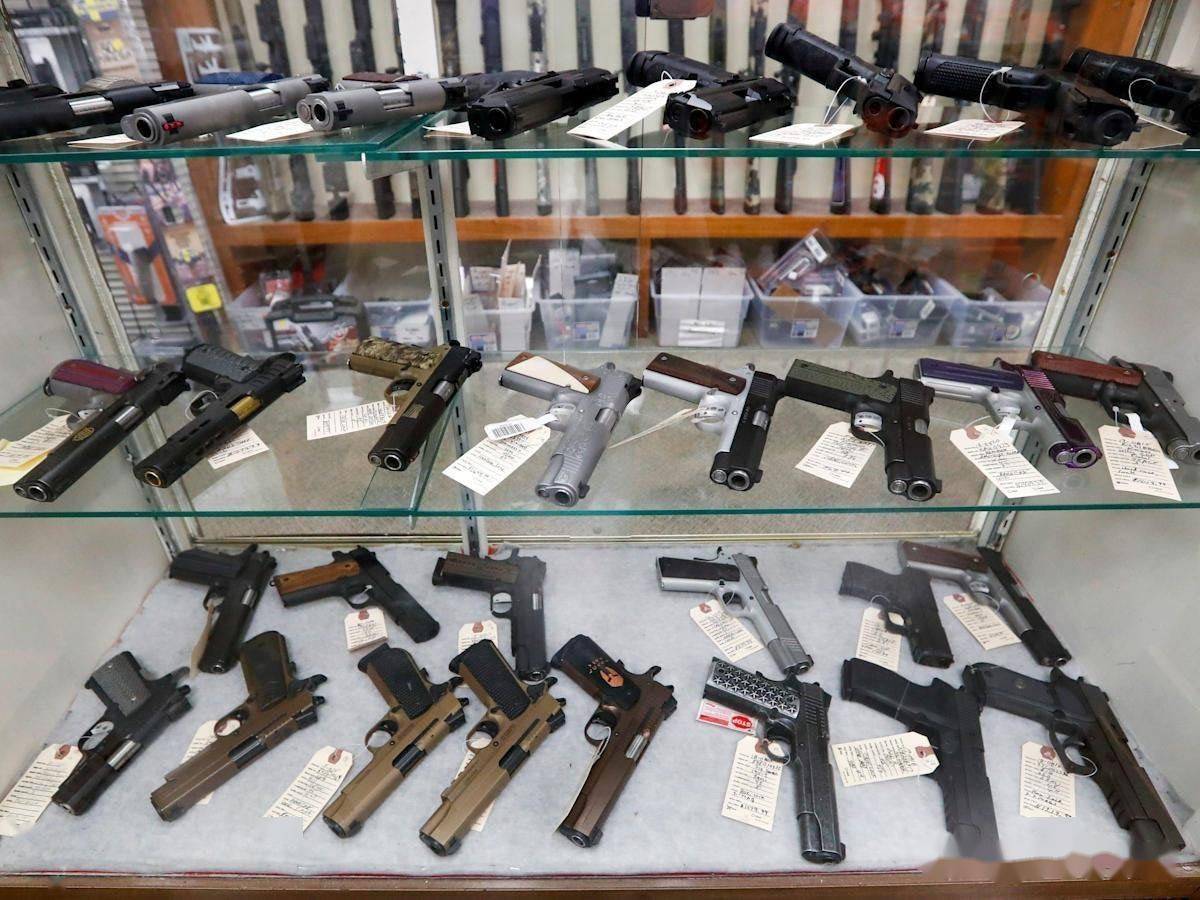 美国枪店中的m1911专区,在美国这款枪已经形成了一种枪械亚文化.