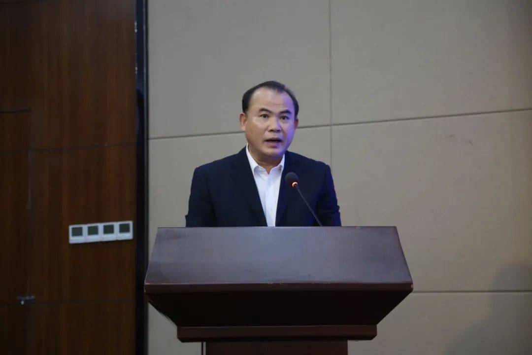 曹献坤对2022年的教育工作进行了总体安排部署,明确了七项重点工作:一