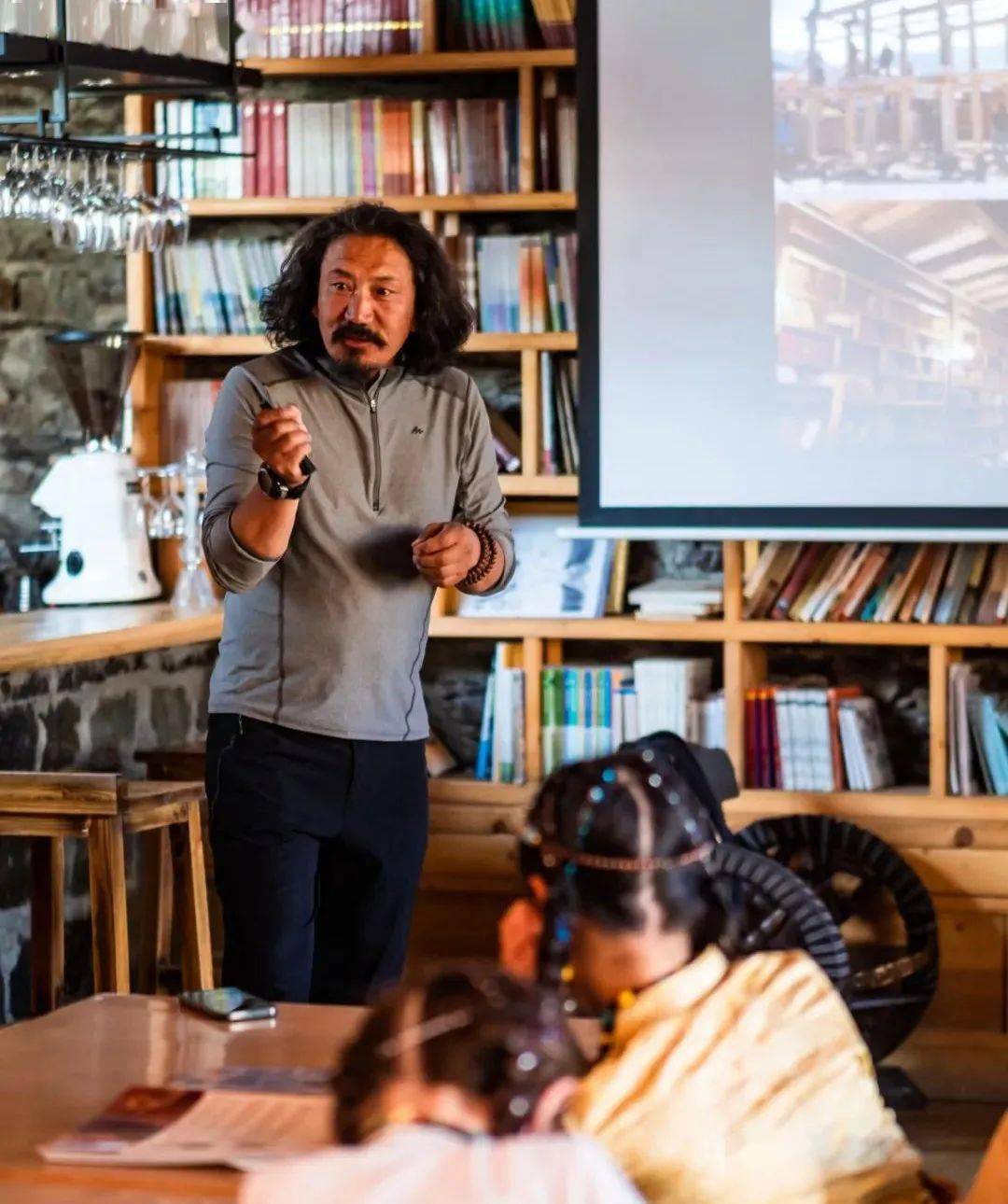 室内毛毡和牦牛绒毯也全部出自创始人开办的诺乐工坊.