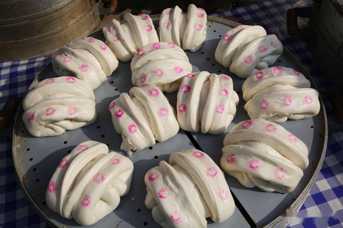 陕西蓝田春节花馍走俏馍店蒸笼如塔林各种花馍有不同的寓意