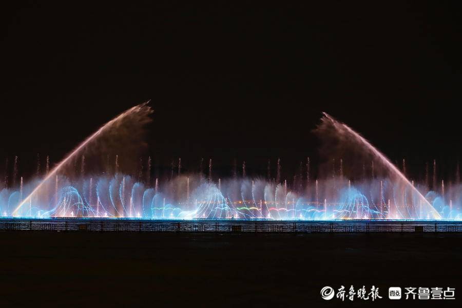 正月十五元宵夜,泰山西湖喷泉涌动,花灯璀璨