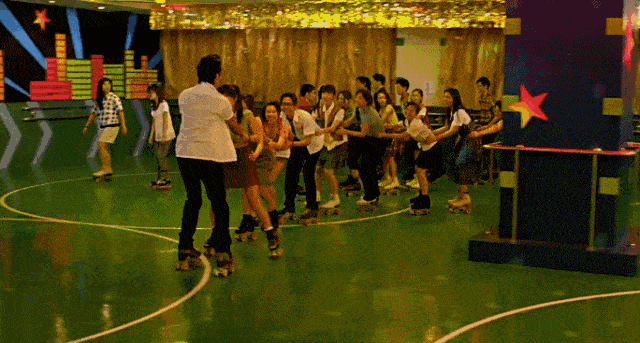 倒滑,倒滑交叉步,连续转体,直跳,飞一样地在场子里转.