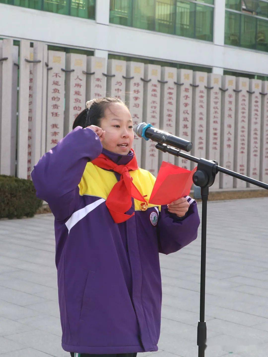 龙小开学相聚春风里一起向未来肥城市龙山小学举行2022年春季开学典礼