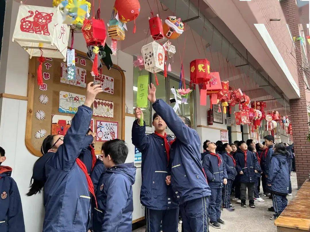 東陽市蘭溪市蘭江小學的隊員們戴著自己製作的