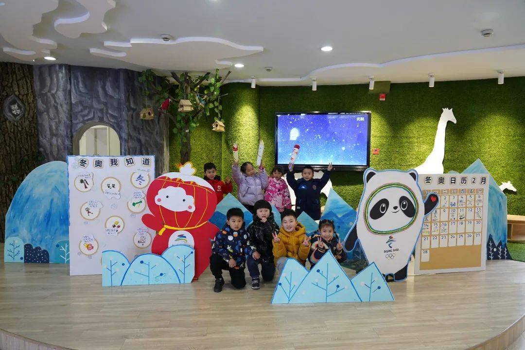 当天,学校针对小班,中班,大班分别开展了冬奥运动——拷贝不走样,冬奥