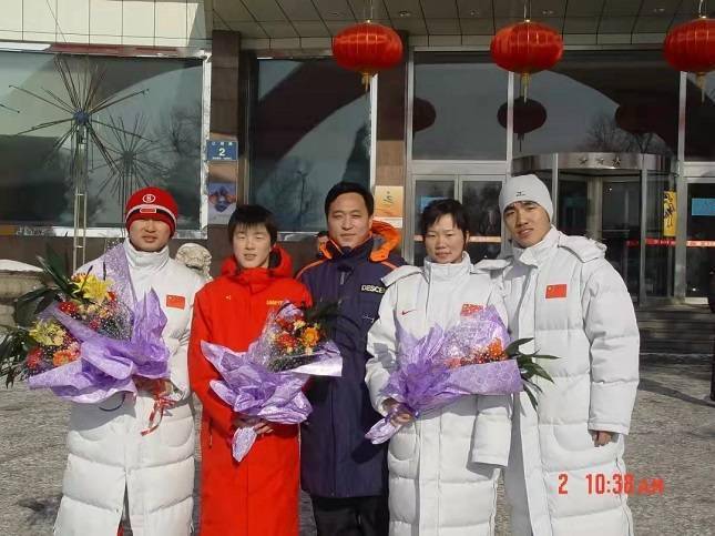 2007年,刘广璞(左二)与启蒙教练刘德镇(左三)合影这枚金牌,对齐广璞来