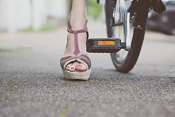 前脚|骑单车是用脚底心好，还是用前脚掌好？