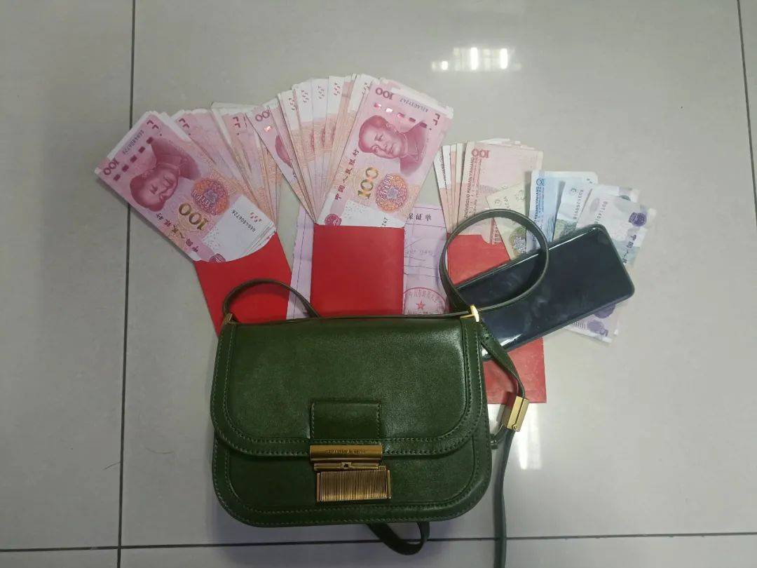 乘客遗落挎包内有现金8900元轨道公安快速寻主