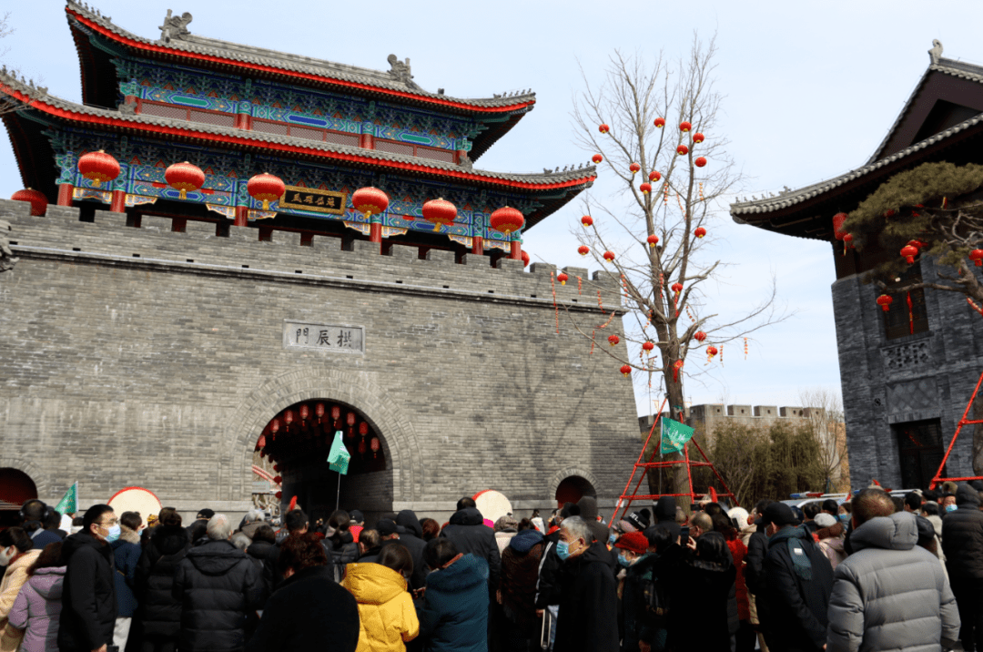 一同领略"梦回春秋,莒国古城"400余名游客齐聚莒国古城,来自济南,青岛