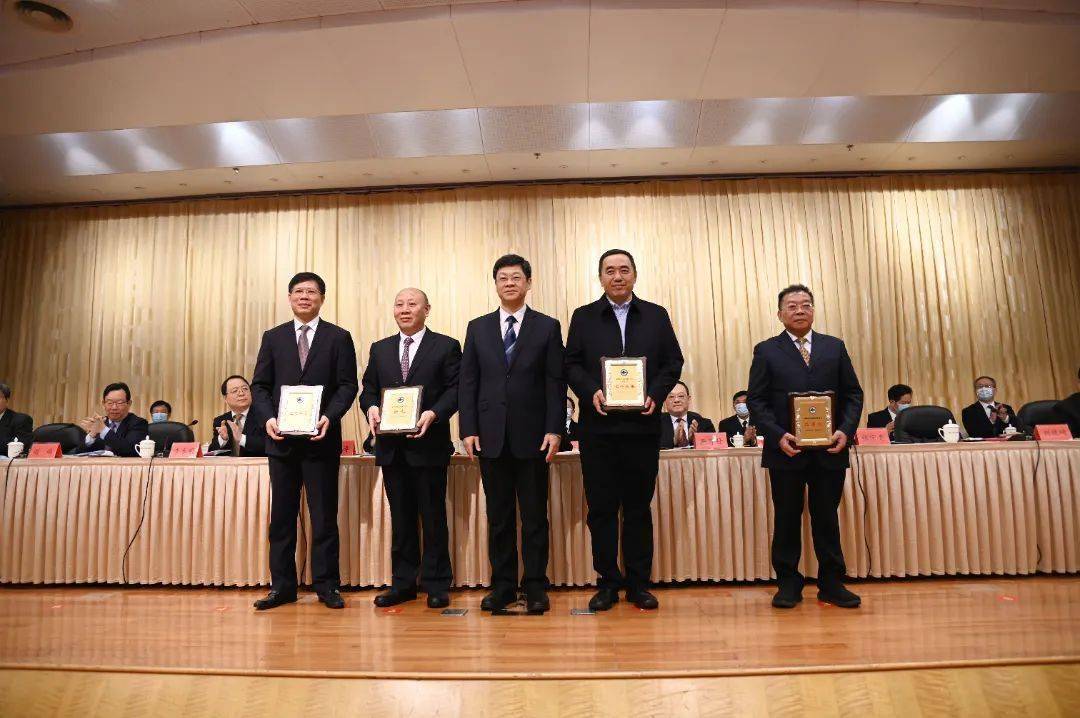 省人大常委会秘书长刘道崎当选会长,省政府副秘书长谌庆福当选监事长