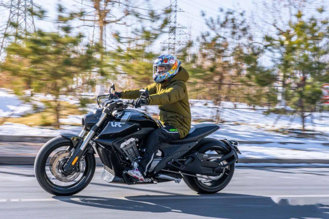 除了四缸一无是处试驾奔达燎700丨把玩