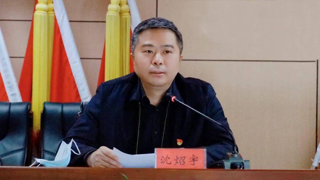 街道党工委副书记沈炤宇作总结发言,在肯定了2021年街道宣传工作的