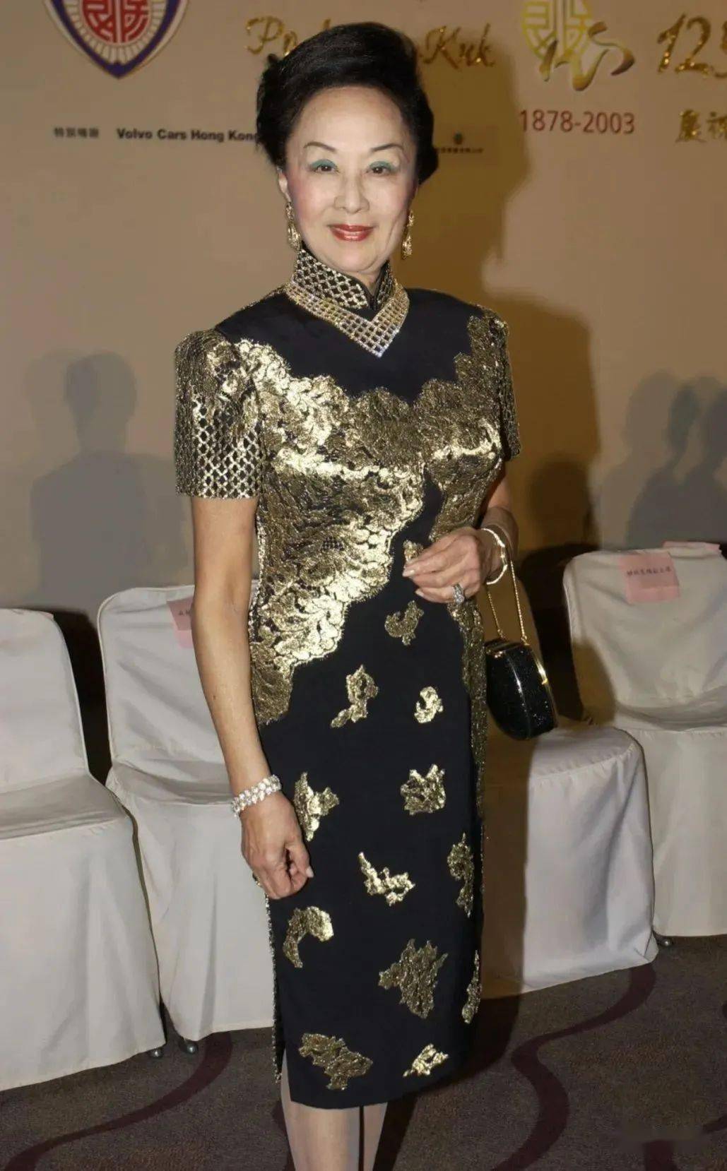 比如下面这套黑金的,上身气场全开