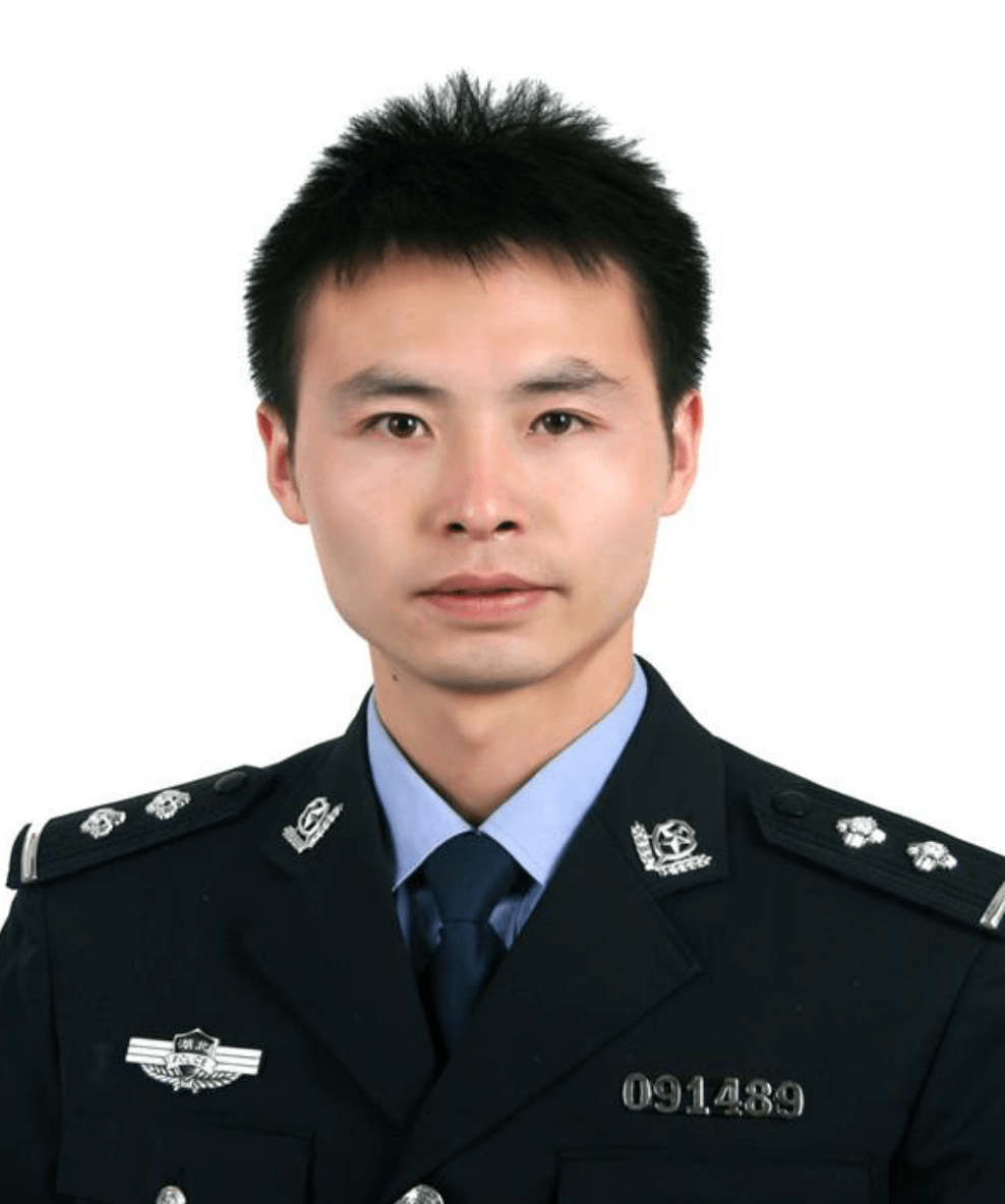 "利川市公安局文斗派出所所长方永腾时刻用行动诠释着这十五个字的