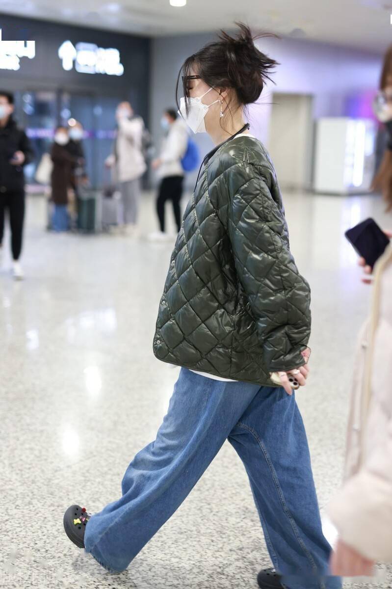 街拍:金靖穿着绗缝服搭牛仔裤时尚感满分_机场_金靖_牛仔裤