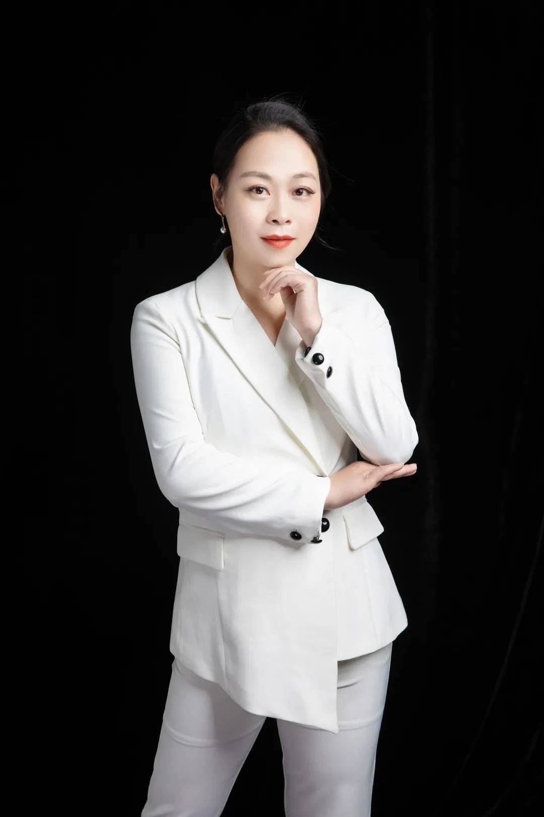 范 蠡蔡铁萍饰演勾 践张诚殷饰演越夫人楼明迪饰演