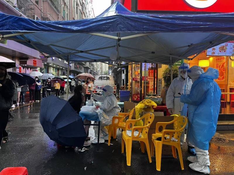 记者实探福田沙嘴村管控区他们风雨中坚守保障封控管理秩序