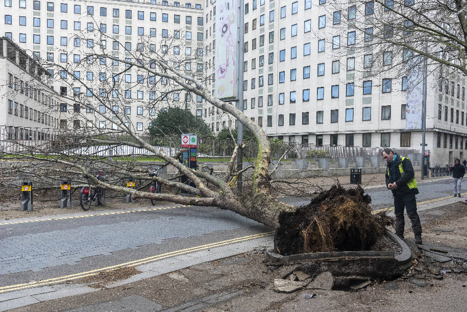 全球连线丨风暴尤妮斯侵袭英国多地致死三人