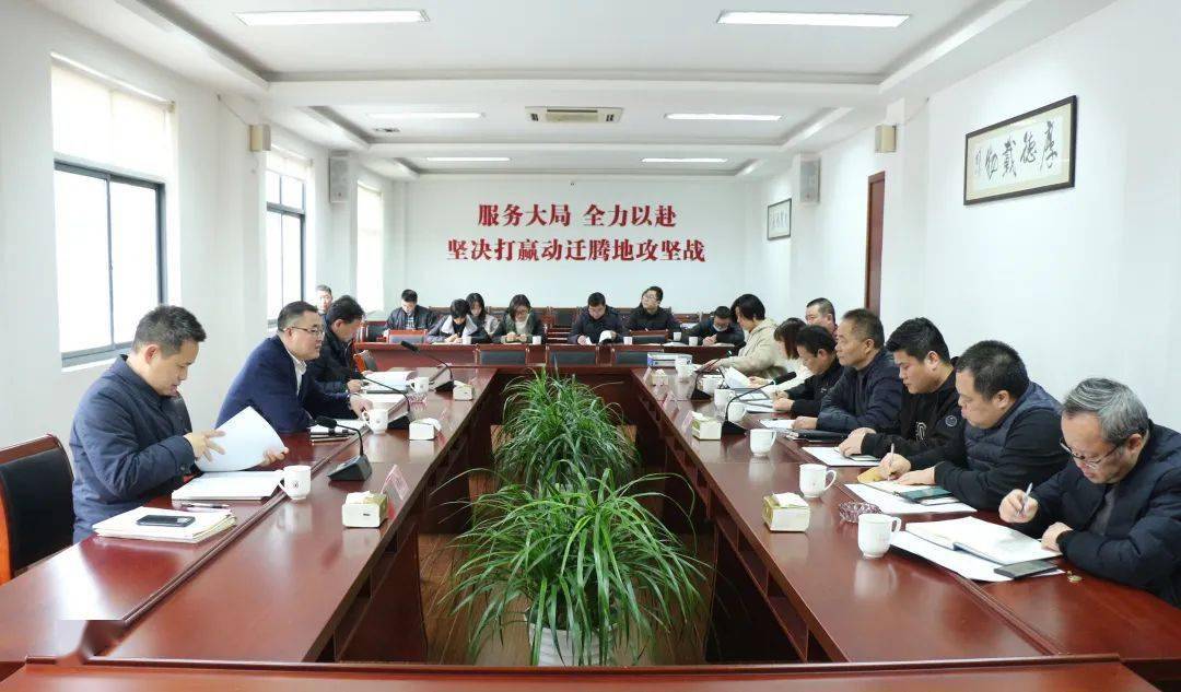 18日,华漕镇党委书记周胜春赴南虹桥开发动迁腾地指挥部调研动迁工作