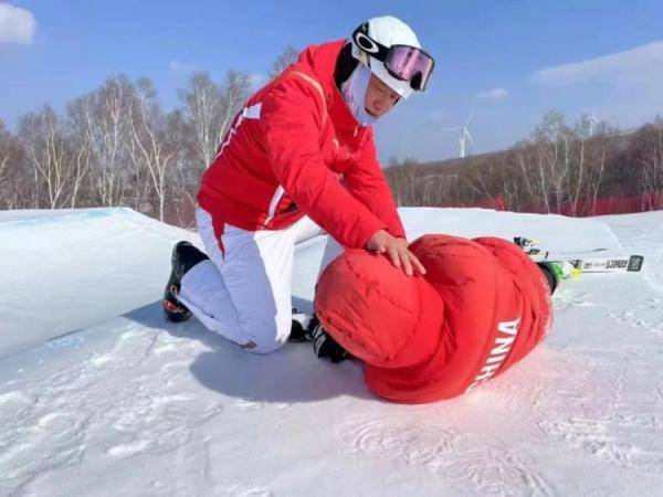 网友|医生为冬奥苦练4年滑雪，网友：你们也是英雄！
