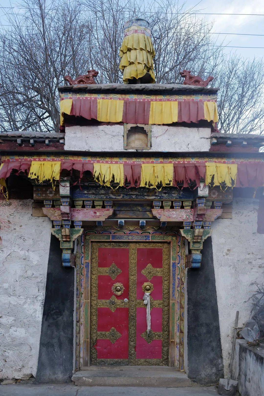 小而美的倾多寺始建于1430年,寺院虽然不大,更像一个展现波密历史的