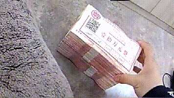 我在马路边捡到一捆钱两人捡到10万现金