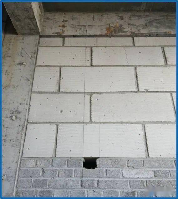 03楼层接槎在上下层墙柱接茬部位预埋下挂螺栓,内,外墙模板支设前在接