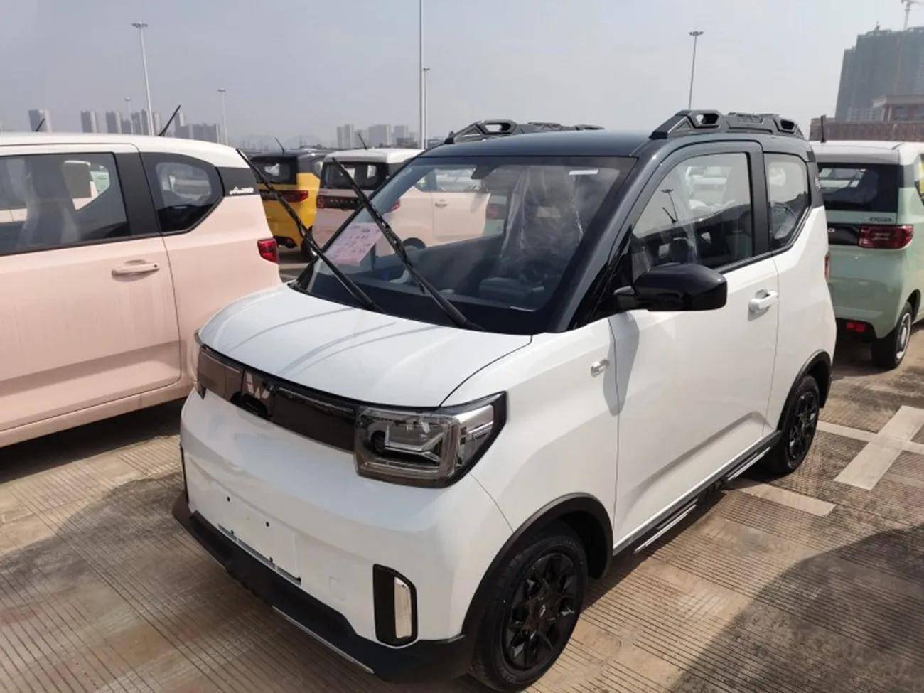 第2代五菱宏光miniev年轻化新能源代步车型当中,五菱宏光miniev首代